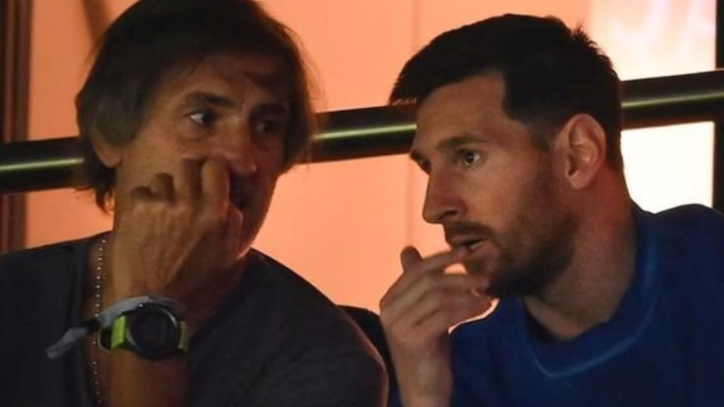 Jorge Messi conversa con su hijo Lionel Messi