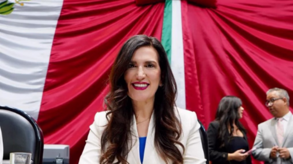 Kenia López Rabadán durante una conferencia en la Cámara de Diputados.