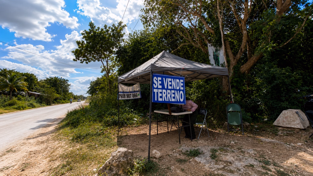 La compraventa de terrenos requiere verificar la situación legal y documental de la propiedad.