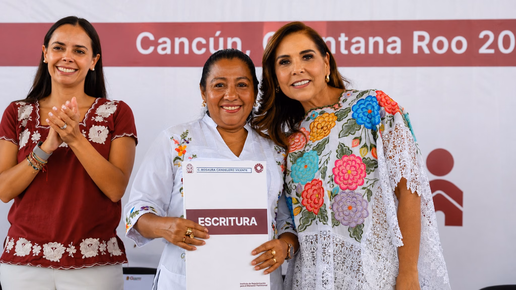 La entrega de escrituras permite avanzar en la certeza jurídica del patrimonio de las familias.
