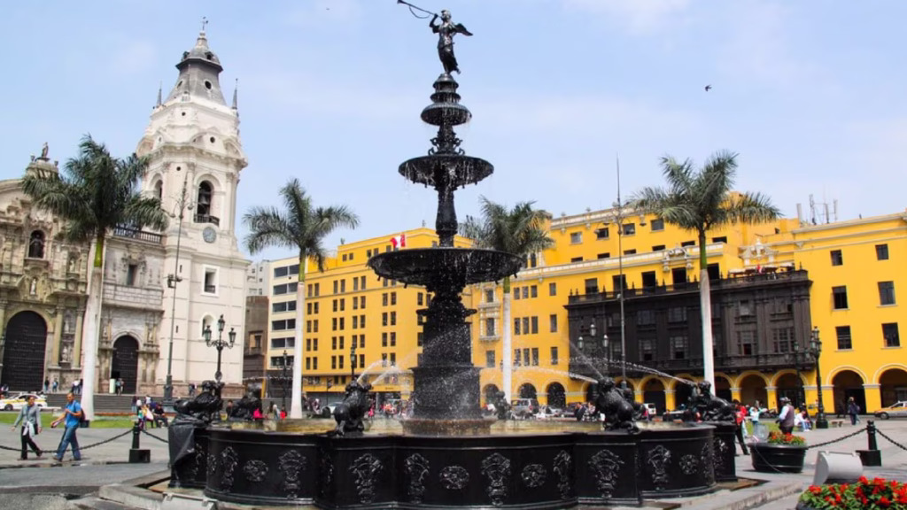 Plaza Mayor de Lima, Perú, con edificios históricos que representan el centro institucional y político del país.