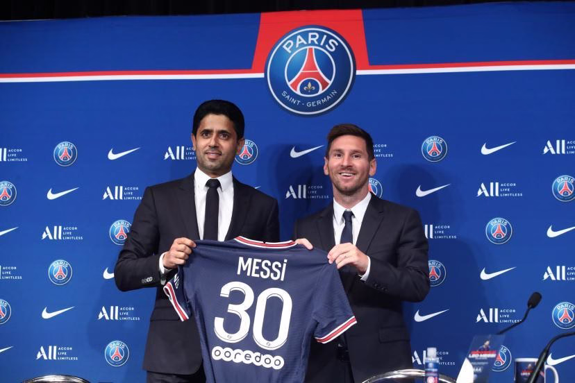 Lionel Messi sostiene la camiseta número 30 durante su presentación con el Paris Saint-Germain