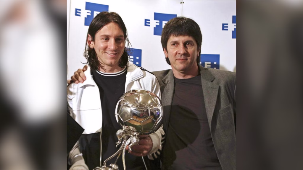 Lionel Messi joven posa junto a su padre Jorge Messi y un reconocimiento deportivo