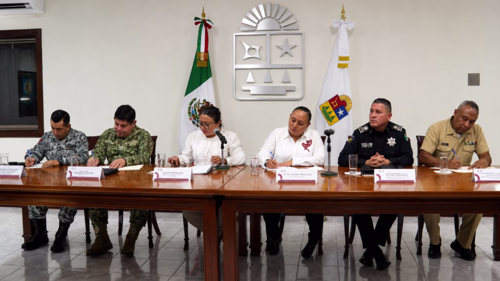 Autoridades civiles, militares y de seguridad participan en una sesión de trabajo en Quintana Roo.