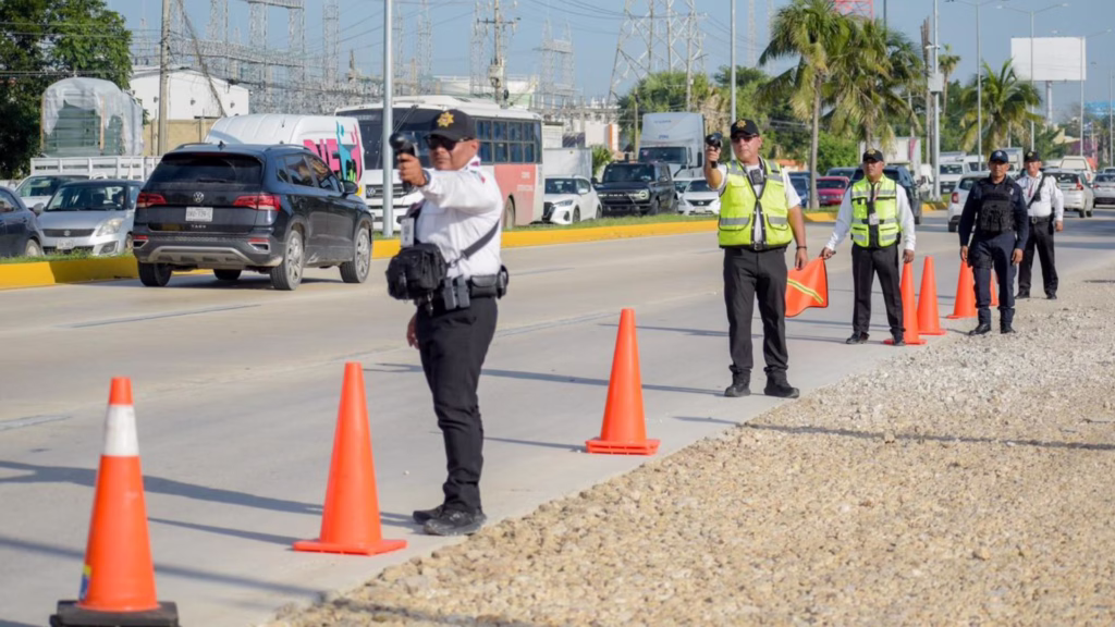Agentes de Tránsito utilizan radares para medir la velocidad de vehículos en una vialidad de Cancún.