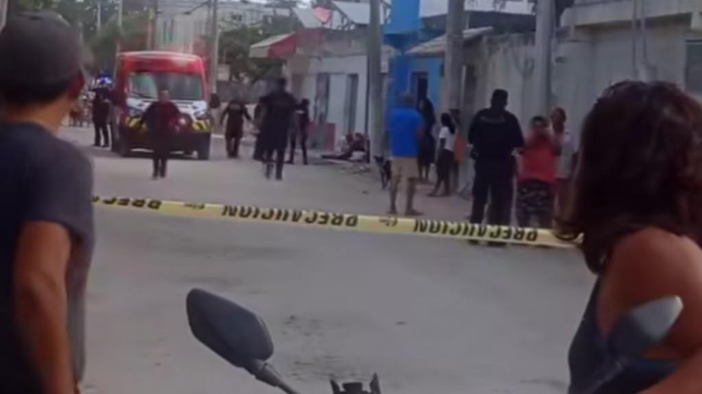 Elementos policiacos realizan un operativo en la colonia Valle Verde de Cancún tras un ataque armado.