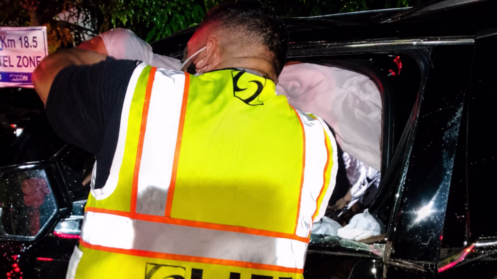Paramédico atiende una camioneta involucrada en el accidente en la Zona Hotelera de Cancún.