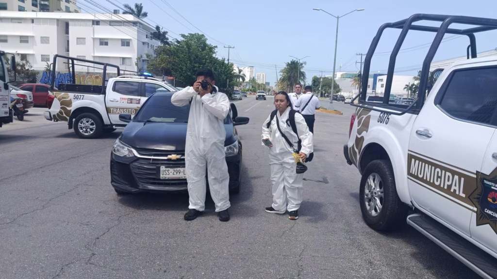 Personal pericial trabaja en la avenida Bonampak de Cancún después de un accidente vial.