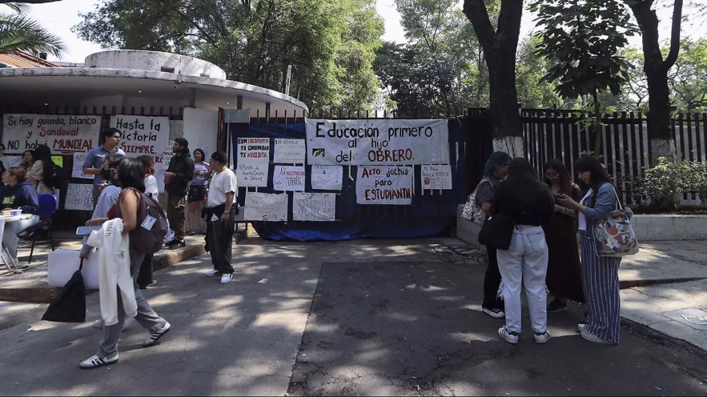 Mantas y carteles colocados por estudiantes durante la ocupación de las instalaciones de Canal Once.