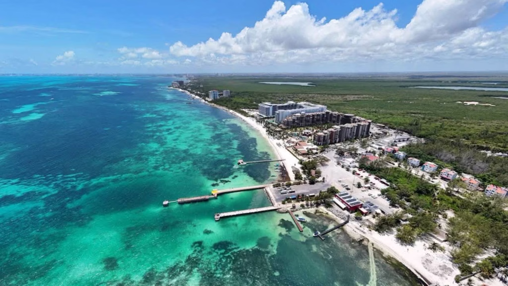 Vista aérea de la costa y zona urbana de Quintana Roo