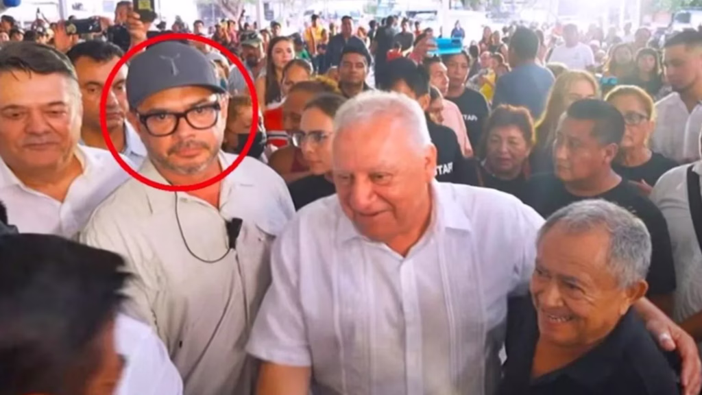 Rafael Marín y Alejandro Arcos durante un acto público en Quintana Roo.
