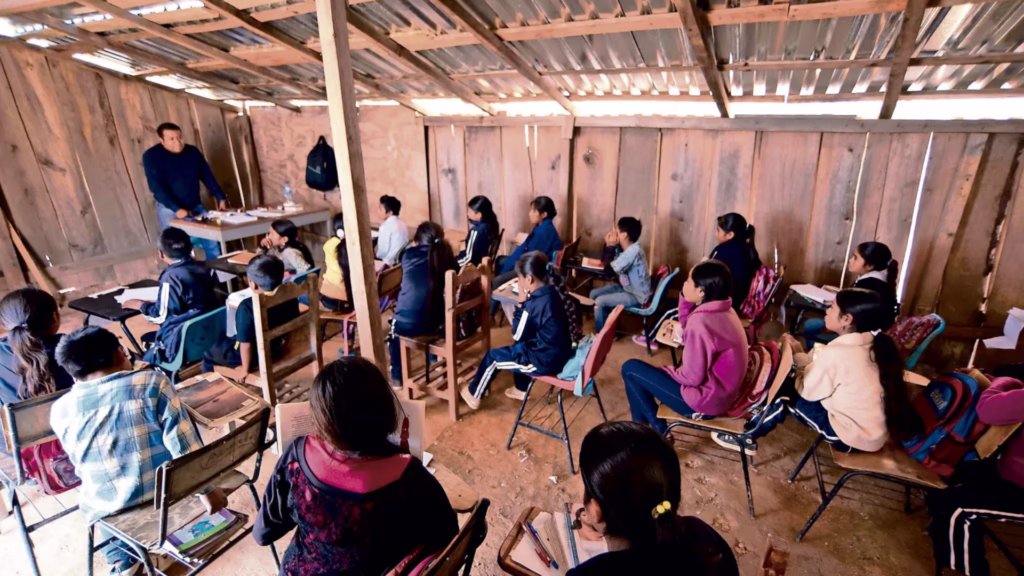 Escuela rural en México, destino de recursos recuperados de la red García Luna-Weinberg