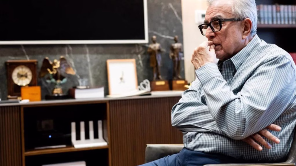 Rubén Rocha Moya sentado en su oficina