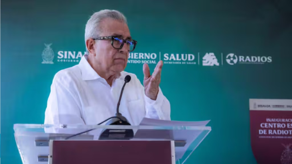 Gobernador de Sinaloa durante un acto oficial ante un micrófono