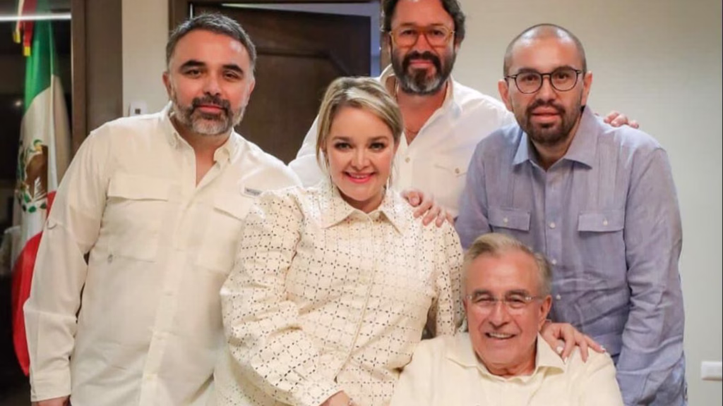 Rubén Rocha Moya acompañado por integrantes de su familia durante una reunión