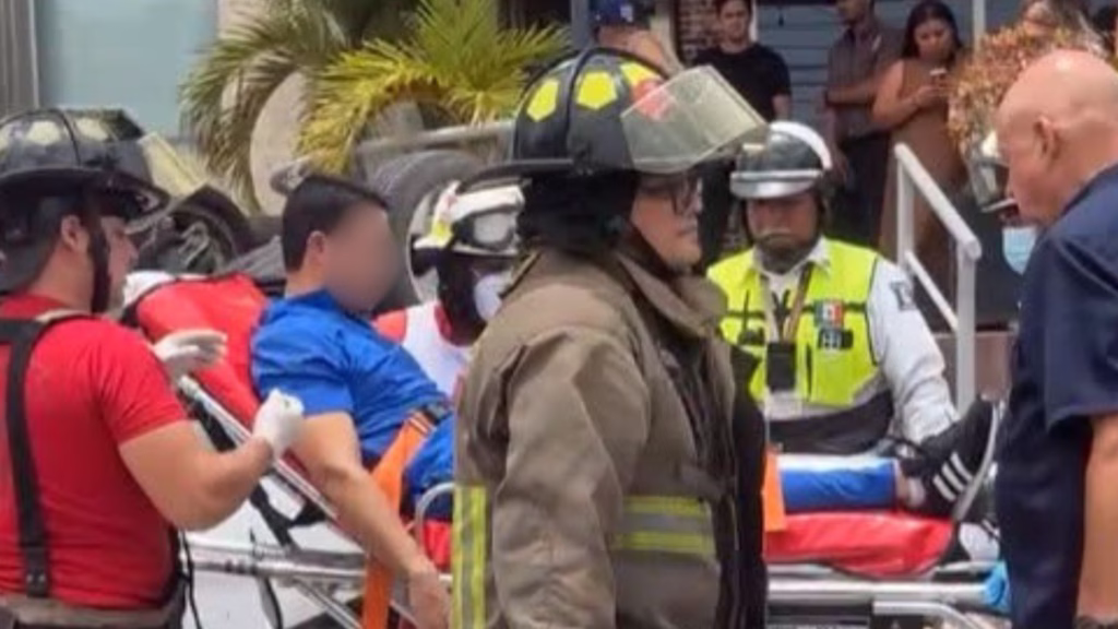 Paramédicos y bomberos atienden a una persona lesionada tras un accidente en Cancún.