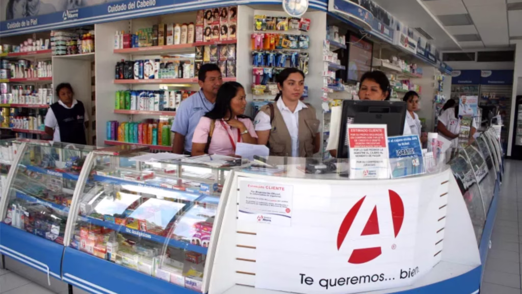 Interior de una sucursal de Farmacias del Ahorro, cadena fundada por Maximiliano Leonardo Asturias.
