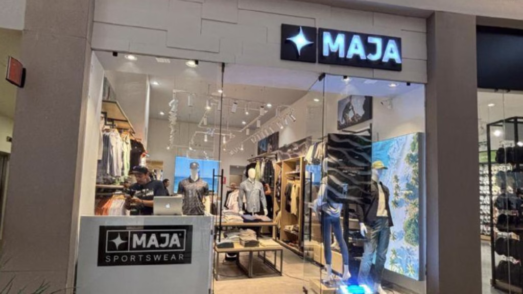 Fachada de una tienda Maja Sportswear con prendas y maniquíes en exhibición