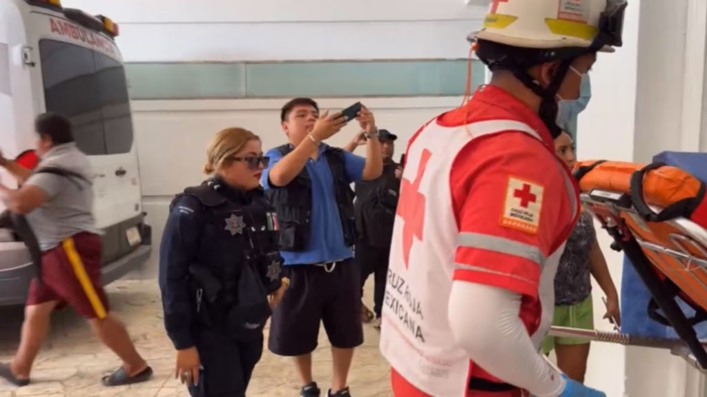 Personal de emergencias realiza el ingreso de un paciente a un hospital después de su traslado en ambulancia.