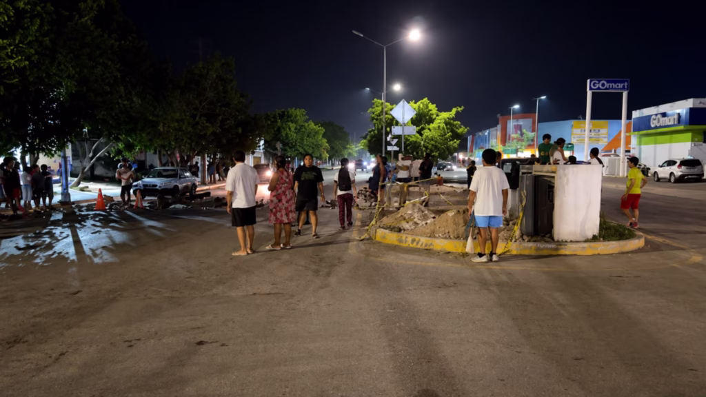 Vecinos permanecen en la zona de Constituyentes y Lilis durante las fallas eléctricas registradas en Playa del Carmen.