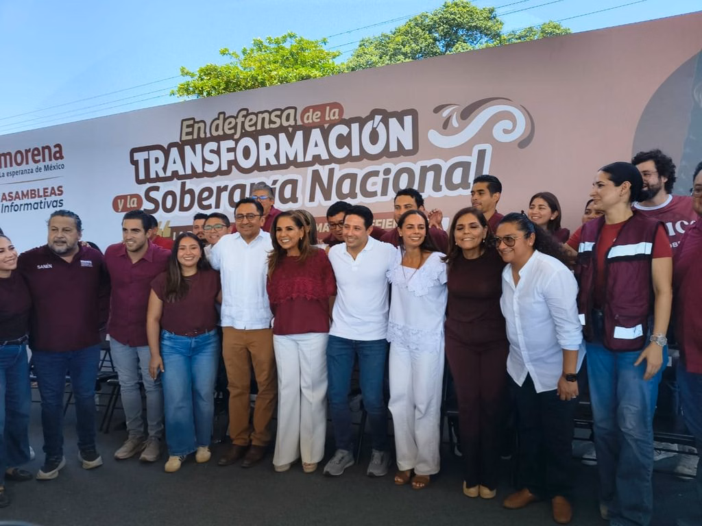 Integrantes de Morena durante la jornada informativa realizada en Cancún.