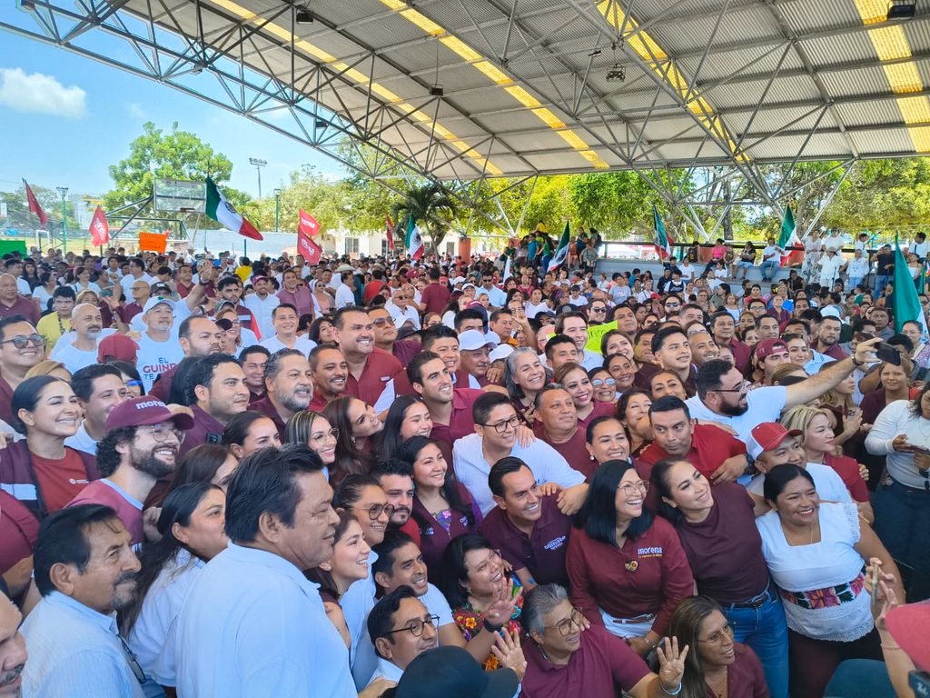 Militantes, simpatizantes y cuadros de Morena durante la asamblea informativa realizada en Cancún.