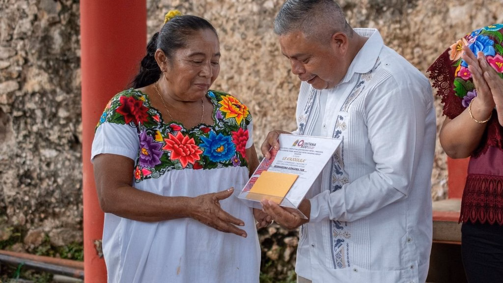 Entrega de apoyo relacionado con vivienda a una beneficiaria de Quintana Roo.