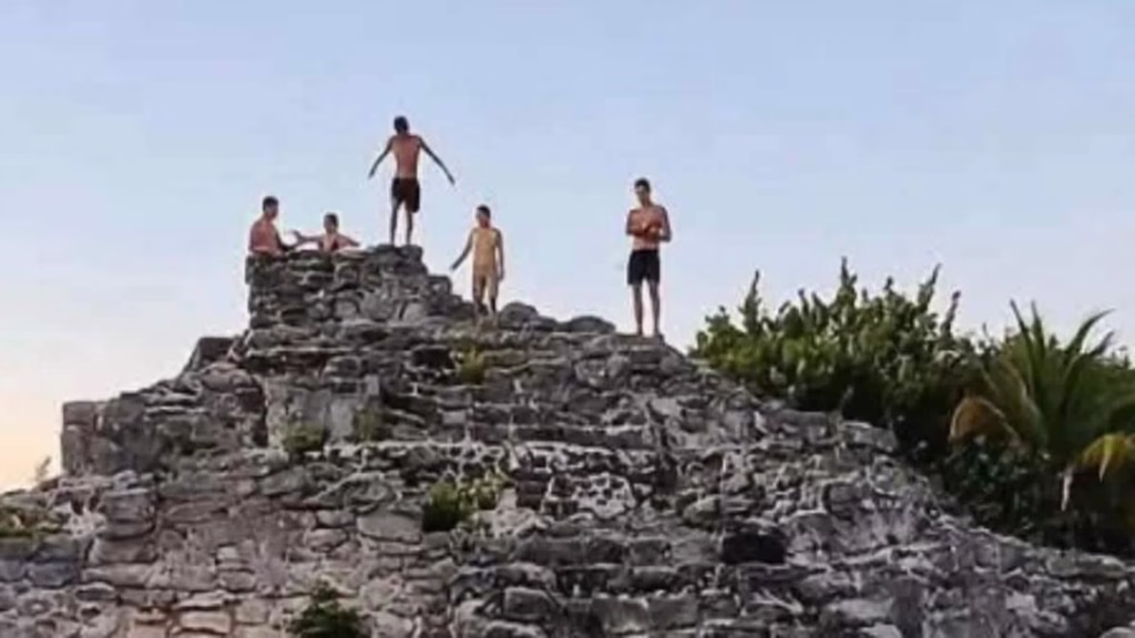 Jóvenes identificados como argentinos fueron captados subiendo y saltando sobre estructuras de la zona arqueológica El Rey, en Cancún.