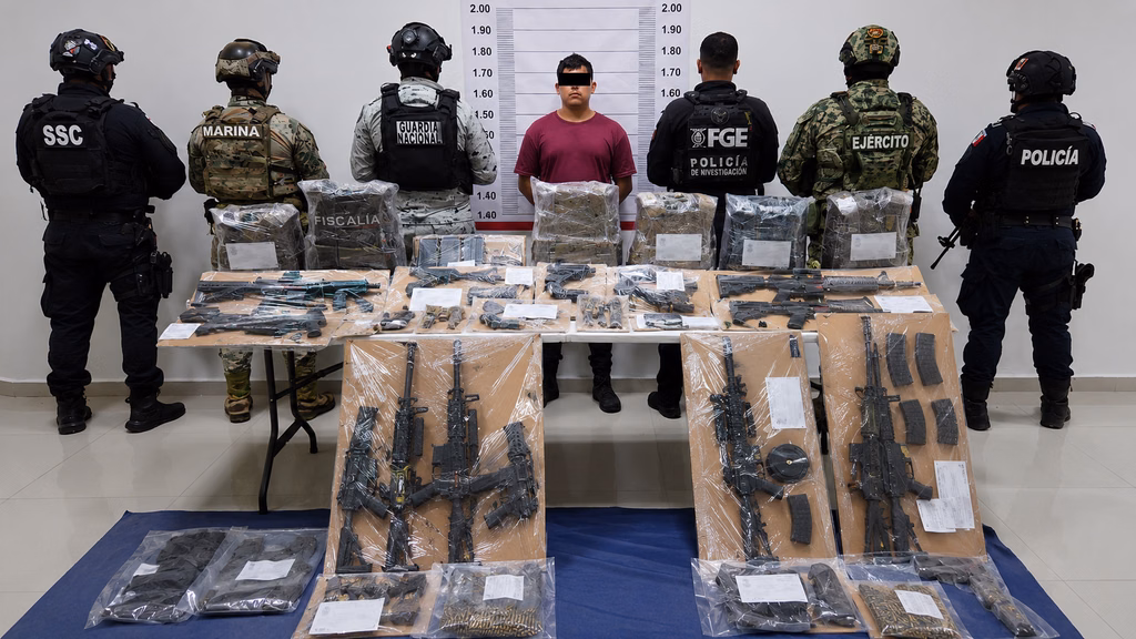 Corporaciones de seguridad presentan armas largas, cargadores, municiones y otros indicios asegurados.