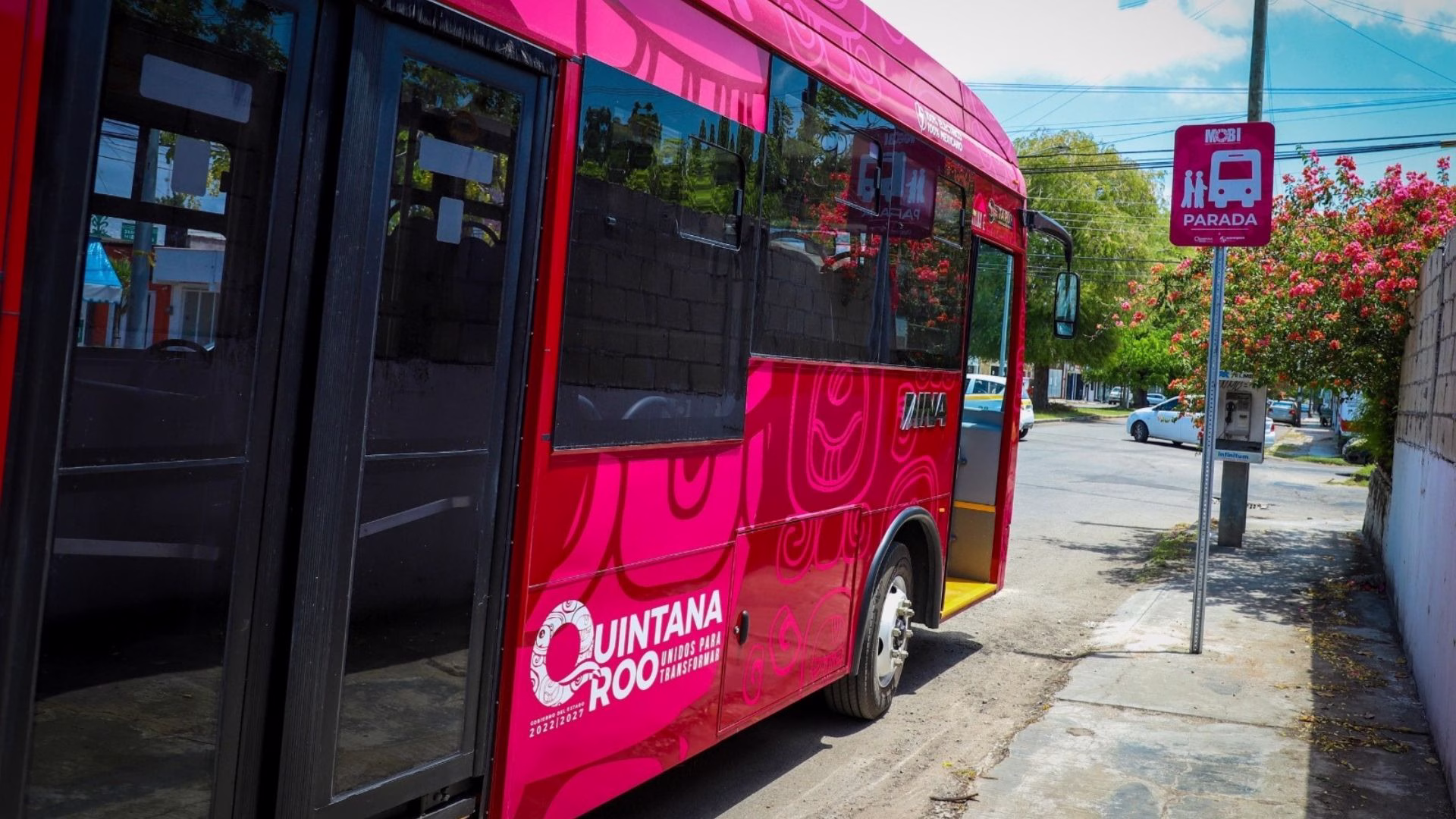 Autobús de Mobi durante una parada para el ascenso y descenso de pasajeros.