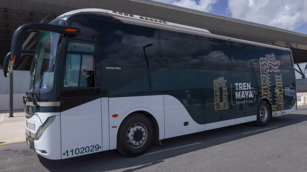 Tren Maya Conecta incorpora autobuses para acercar a los pasajeros a las estaciones ferroviarias.