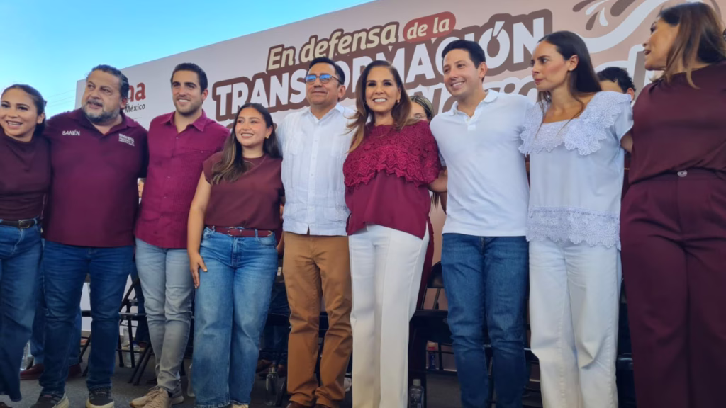 Integrantes de Morena participan en Cancún en el cierre estatal de la Asamblea en Defensa de la Transformación y la Soberanía Nacional.