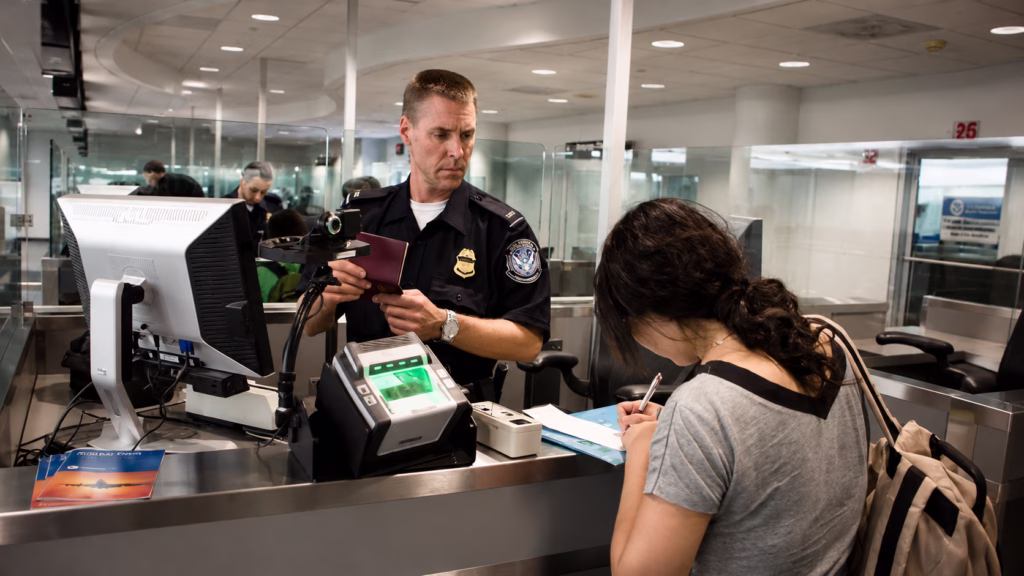Una visa vigente permite solicitar la entrada a Estados Unidos, pero no garantiza la admisión al país, cuya determinación corresponde a las autoridades migratorias.