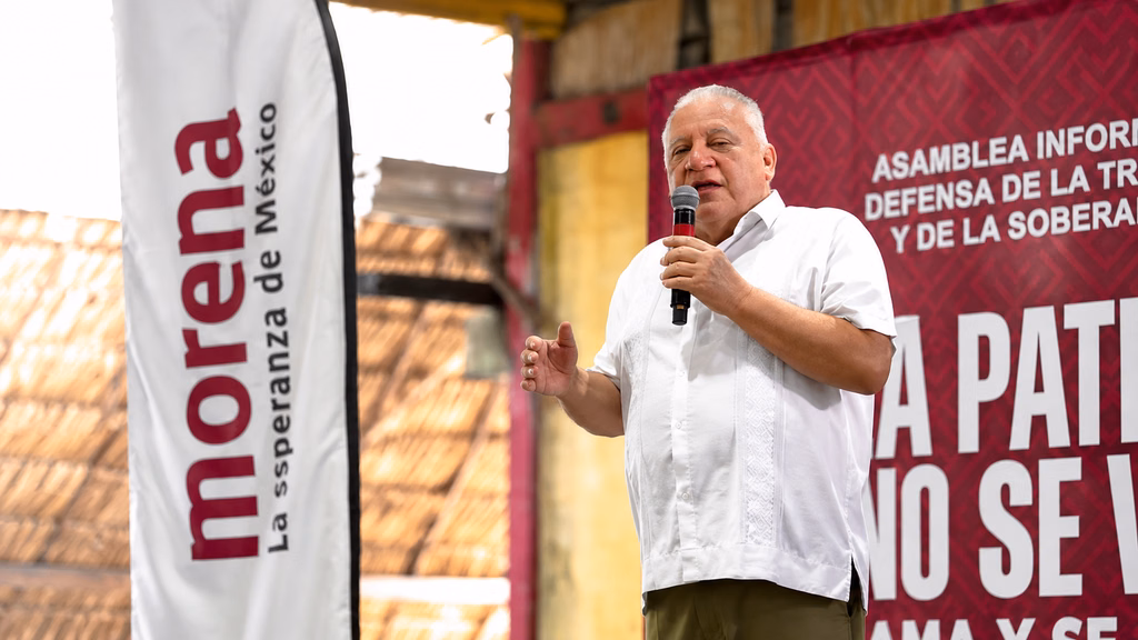 Rafael Marín durante una de las asambleas informativas organizadas por Morena en Quintana Roo.