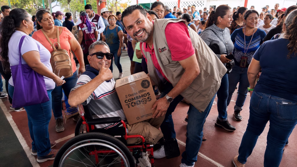 Edgar Gasca participa en la entrega de apoyos durante una jornada de atención comunitaria en Quintana Roo.