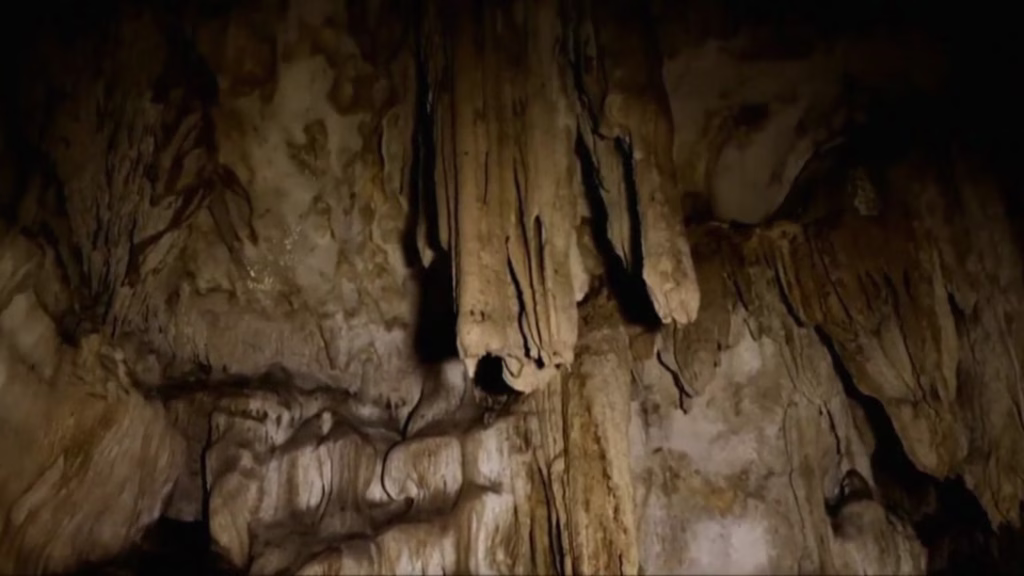 Formaciones naturales en el interior de la cueva Mundo Zoque, donde se documentó un importante contexto ceremonial prehispánico.