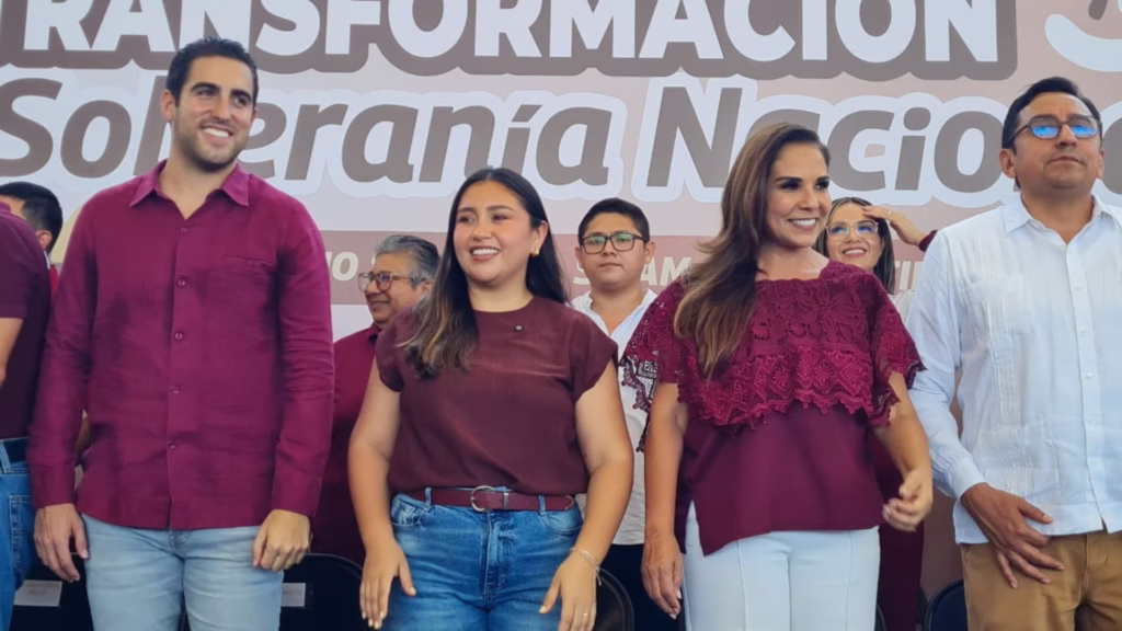 Gino Segura, Johana Acosta y Mara Lezama durante el cierre estatal de la Asamblea en Defensa de la Transformación y la Soberanía Nacional en Cancún