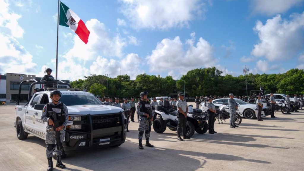 Personal y vehículos de la Guardia Nacional durante un patrullaje en Quintana Roo.