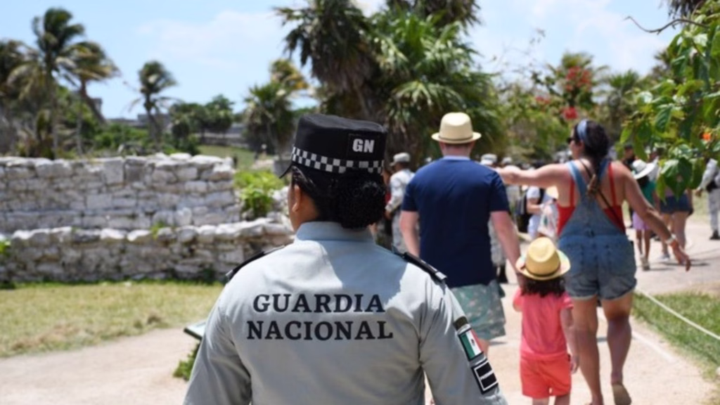 Elementos de la Guardia Nacional realizan labores de vigilancia en un sitio arqueológico de Quintana Roo.