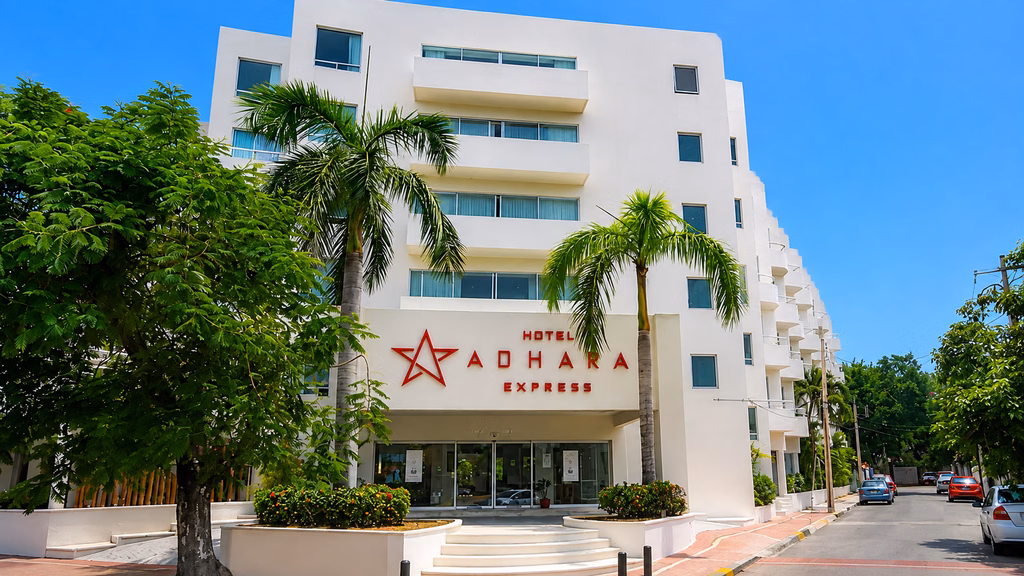 El Hotel Adhara Express es uno de los establecimientos vinculados a la nueva ruta de ADO entre el centro de Cancún y el aeropuerto.