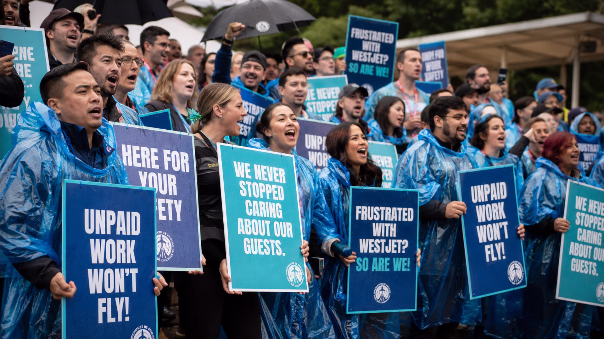 Auxiliares de vuelo de WestJet participan en una protesta laboral en Canadá.