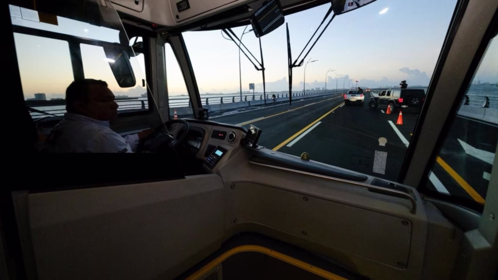 Interior de una unidad destinada al nuevo corredor de transporte público de Cancún.