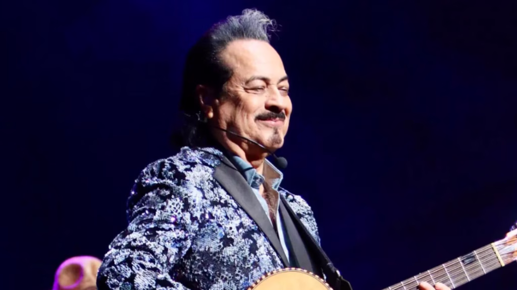 Jorge Hernández, integrante de Los Tigres del Norte, durante una presentación musical.