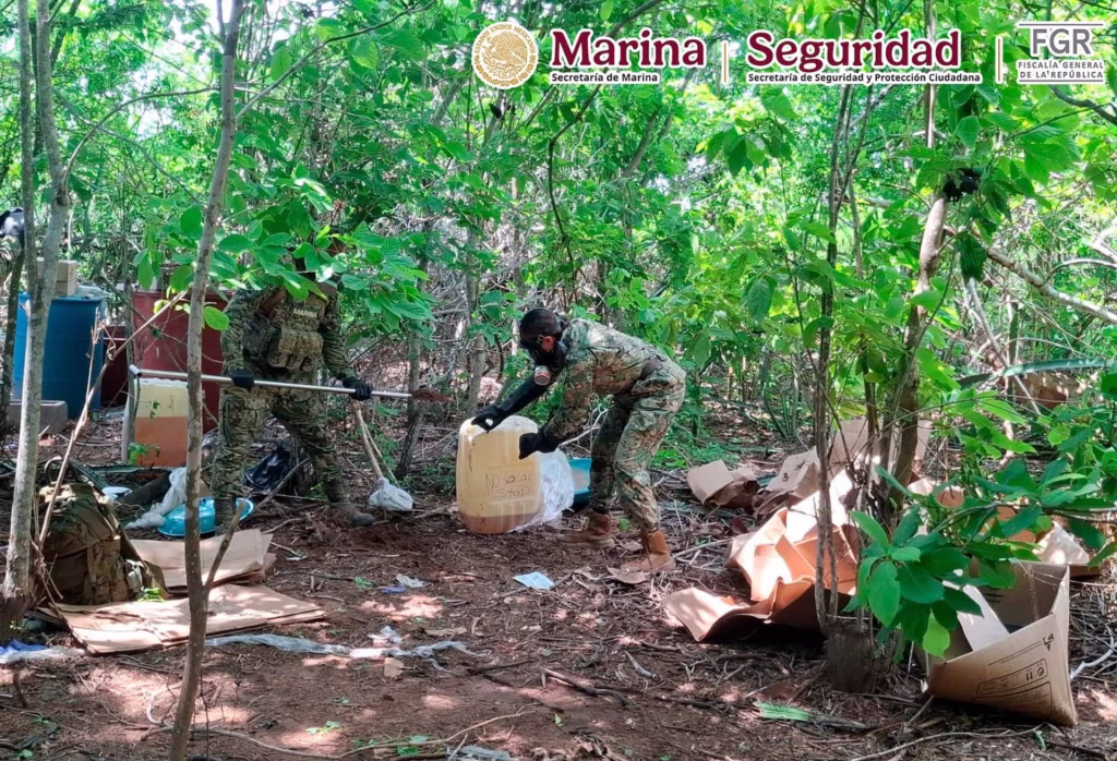 La Marina localizó y destruyó un laboratorio clandestino en Península de Villamoros, en Sinaloa.