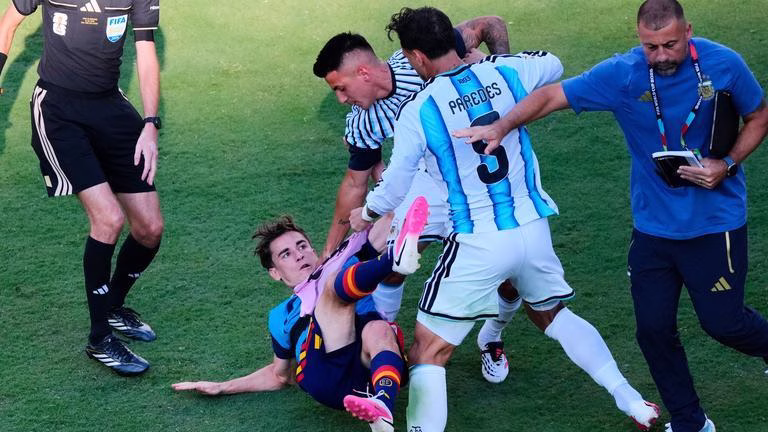 Futbolistas argentinos exhiben una manta con la frase “Las Malvinas son argentinas” durante una celebración.