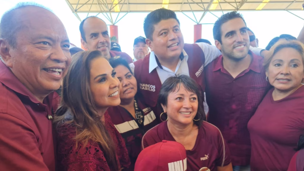 Mara Lezama y Gino Segura durante el cierre estatal de la Asamblea en Defensa de la Transformación y la Soberanía Nacional en Cancún.