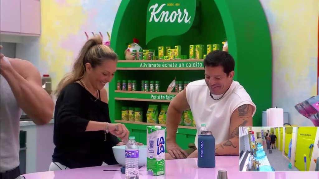 Mariana Ochoa y Yahir platican en la cocina de La Casa de los Famosos México 2026.