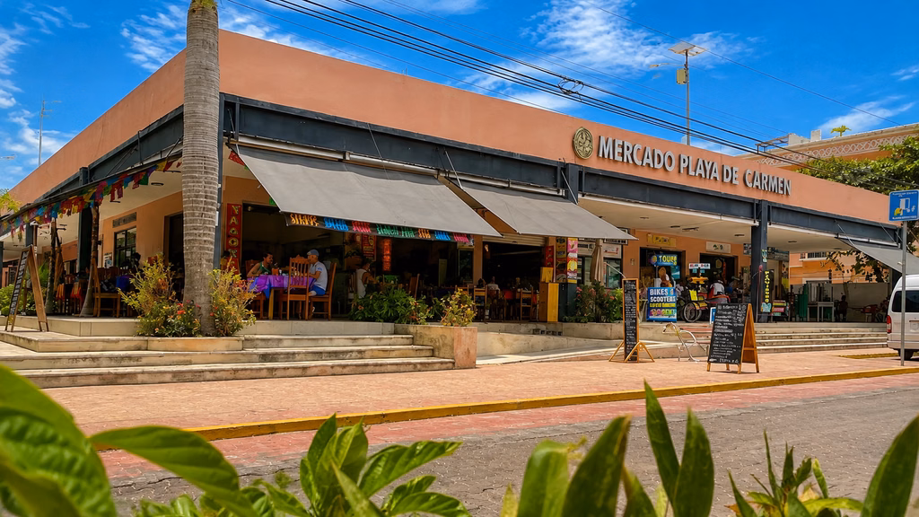 Comercios y servicios forman parte de la actividad económica cotidiana de Playa del Carmen.