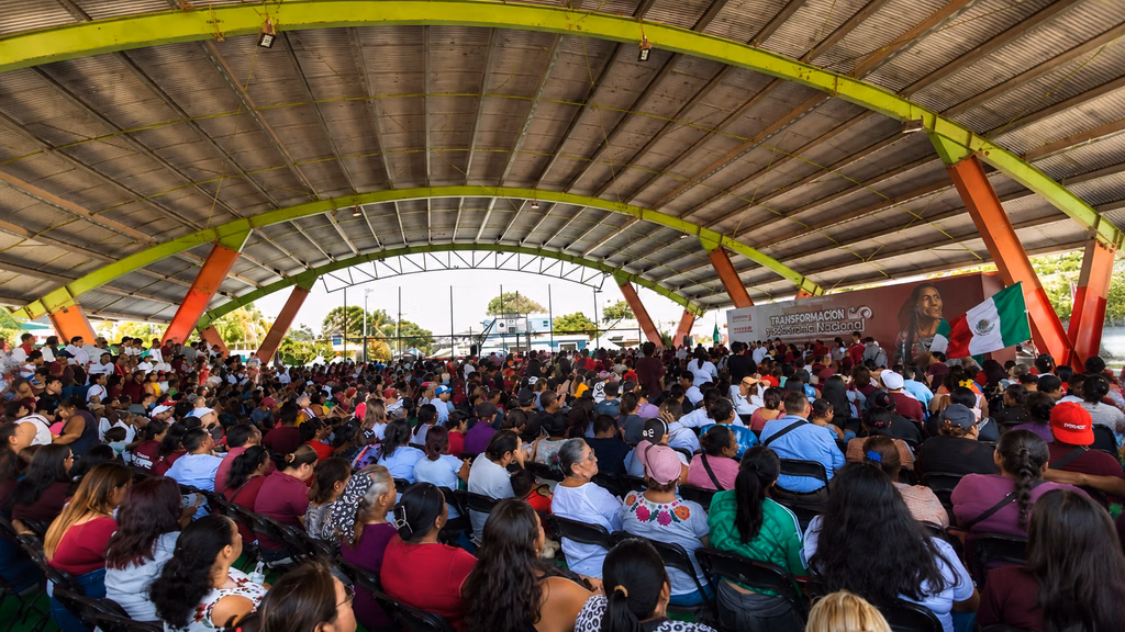 Simpatizantes participan en una de las asambleas informativas de Morena.