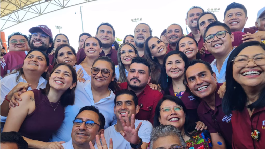 Militantes participan en el cierre estatal de la Asamblea en Defensa de la Transformación y la Soberanía Nacional, realizado en Cancún.